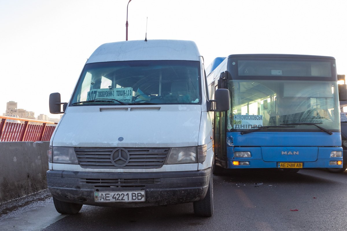 Столкнулись маршрутка и автобус