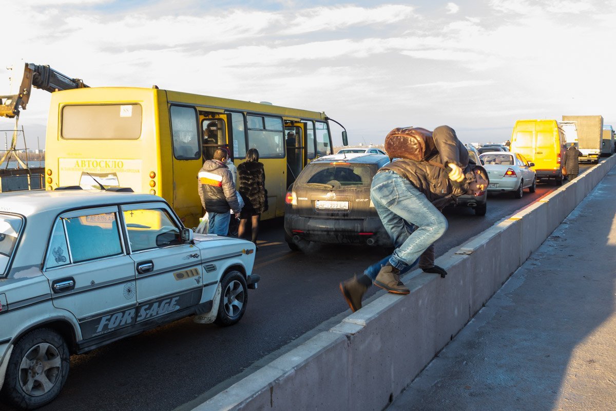 Люди вынуждены идти пешком