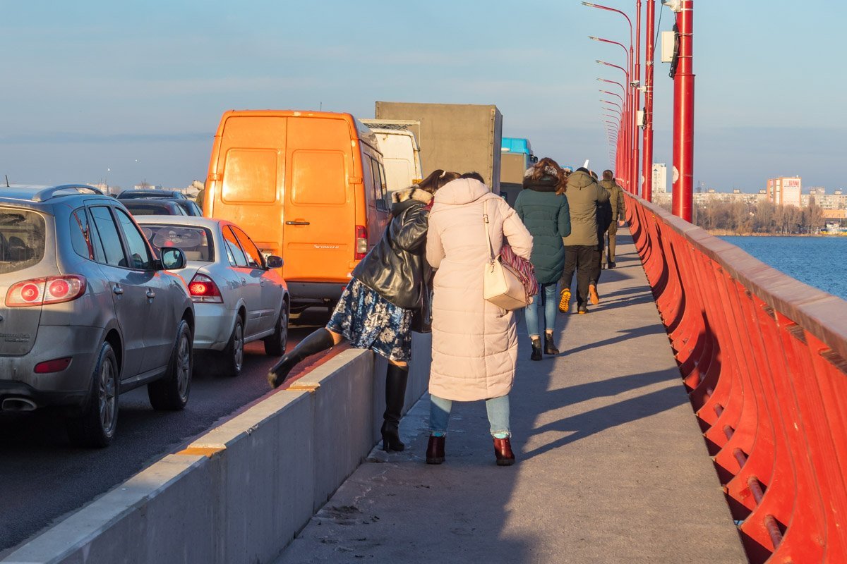 Пассажиры покидают транспорт 