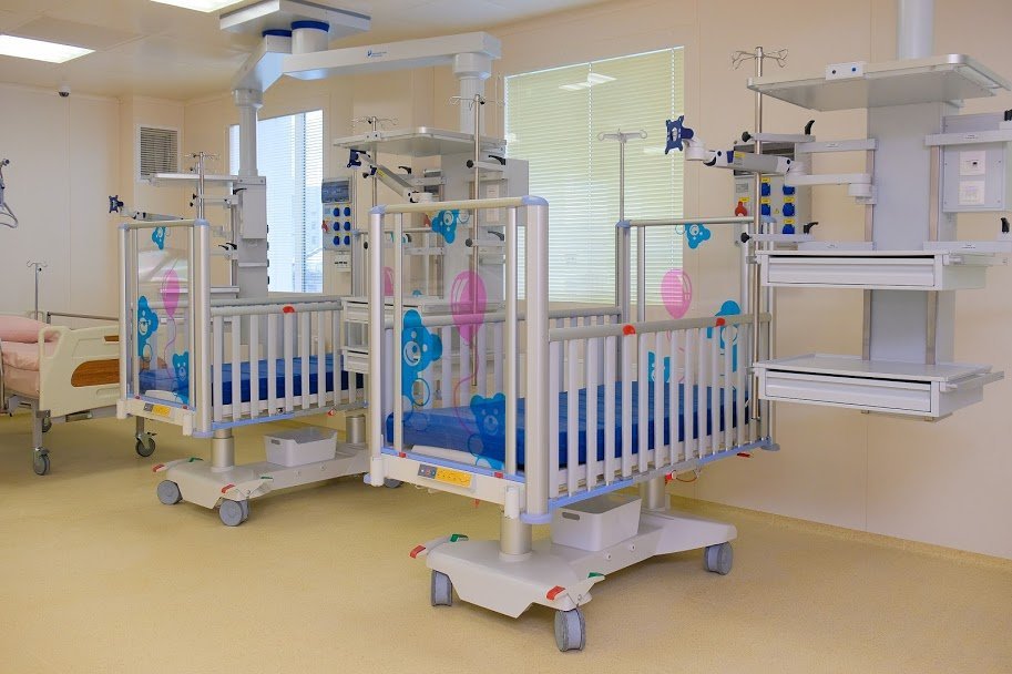 В помещении много света