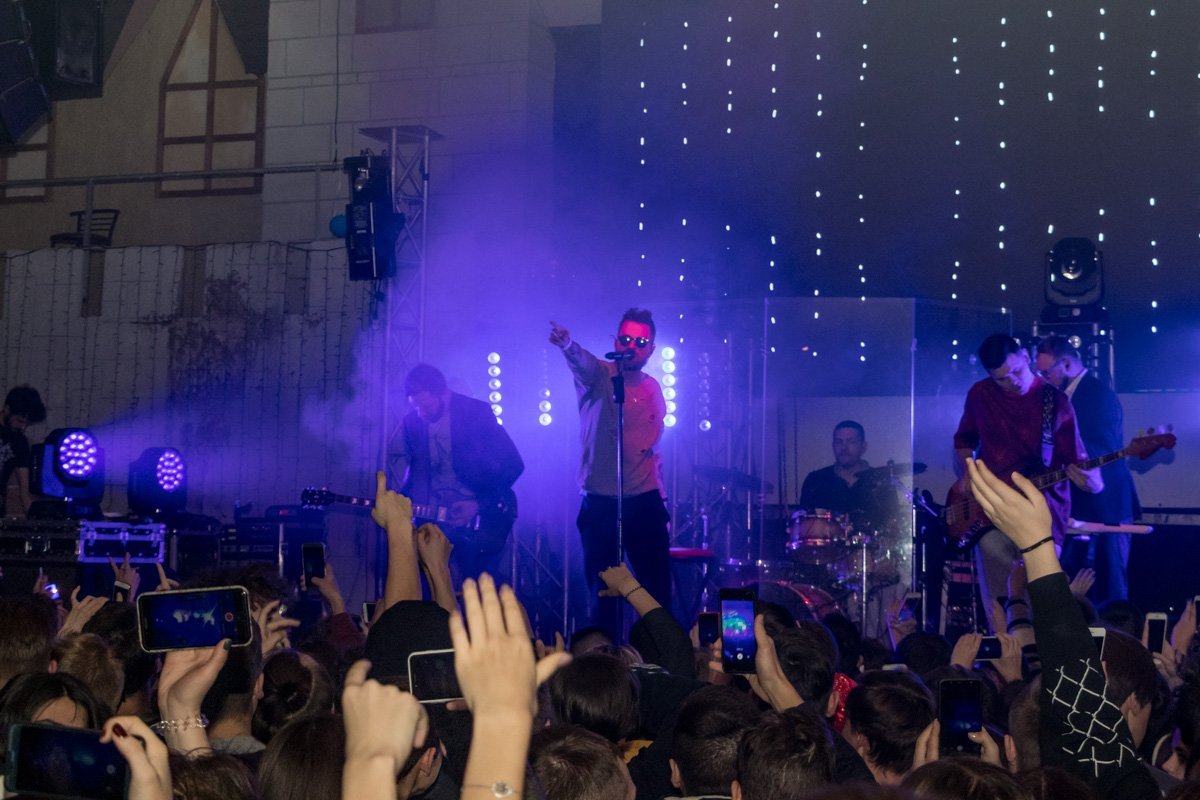 Толпа визжала