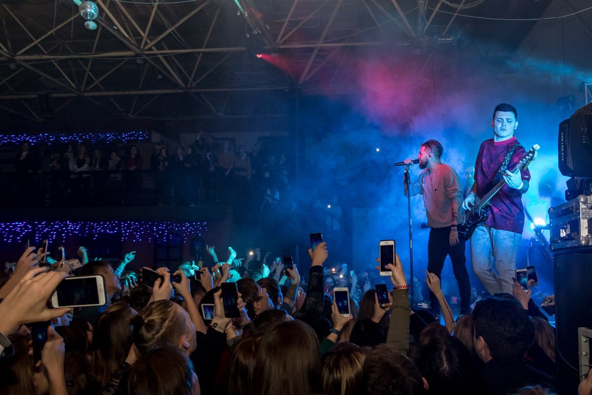 Люди не выпускали телефоны из рук