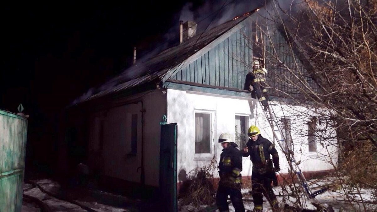 Огонь повредил деревянные конструкции на крыше дома и домашнее имущество Огонь повредил деревянные конструкции на крыше дома и домашнее имущество