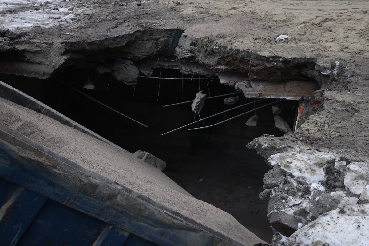 Во дворе школы провалился асфальт Во дворе школы провалился асфальт