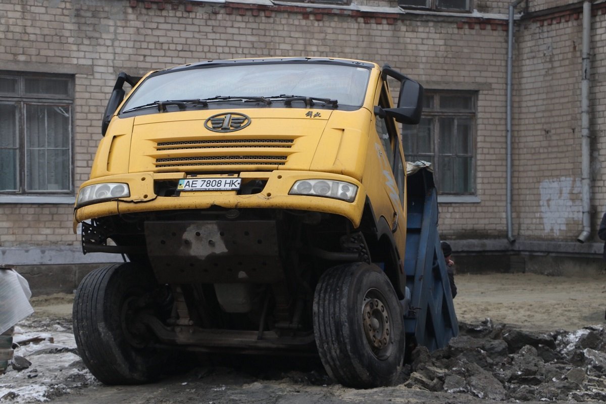 Провалился грузовик Провалился грузовик