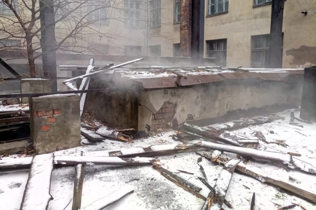 Горели доски и бумага