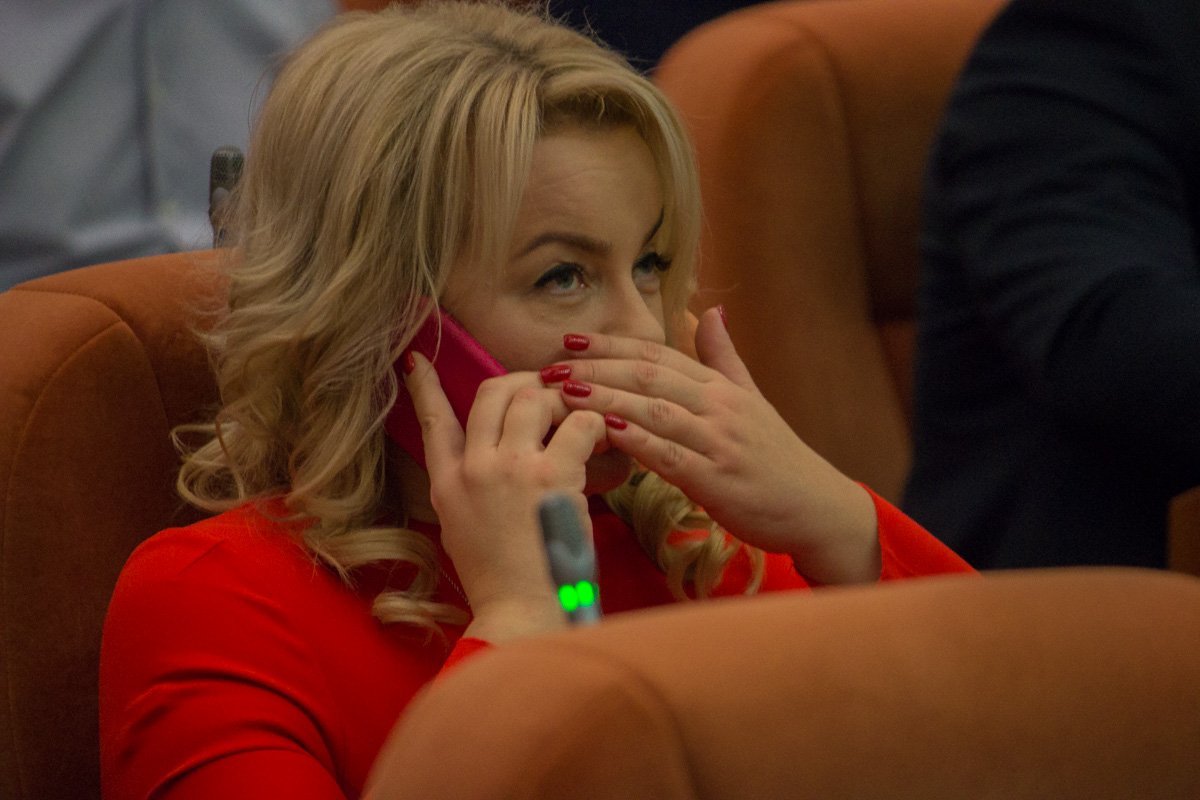 От Информатора уже закрываются руками, боятся, что мы научились читать по губам От Информатора уже закрываются руками, боятся, что мы научились читать по губам