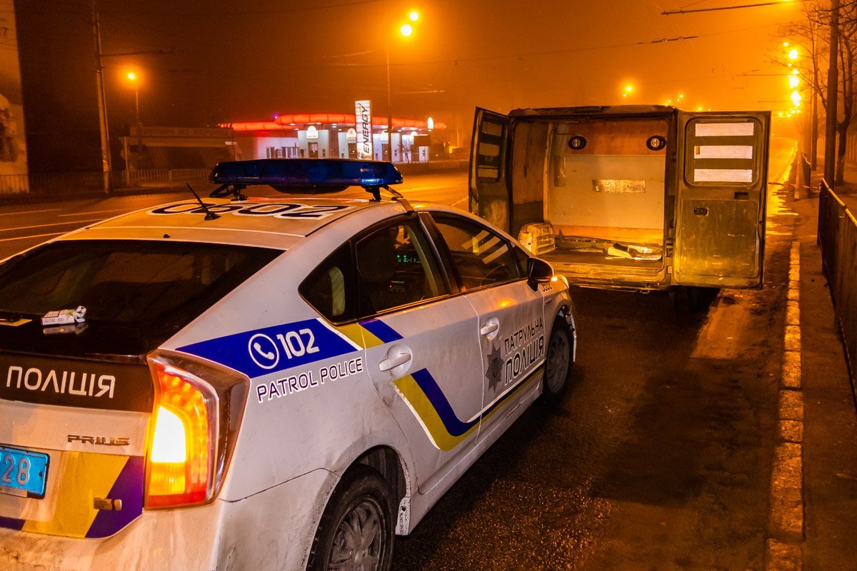 В Днепре полиция задержала мужчину с оружием и гранатой в машине В Днепре полиция задержала мужчину с оружием и гранатой в машине