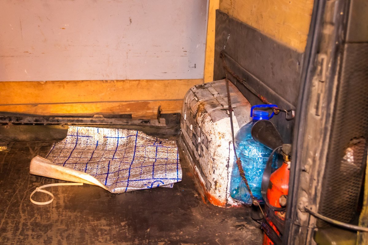 Во время поверхностной проверки автомобиля правоохранители нашли в салоне оружие Во время поверхностной проверки автомобиля правоохранители нашли в салоне оружие