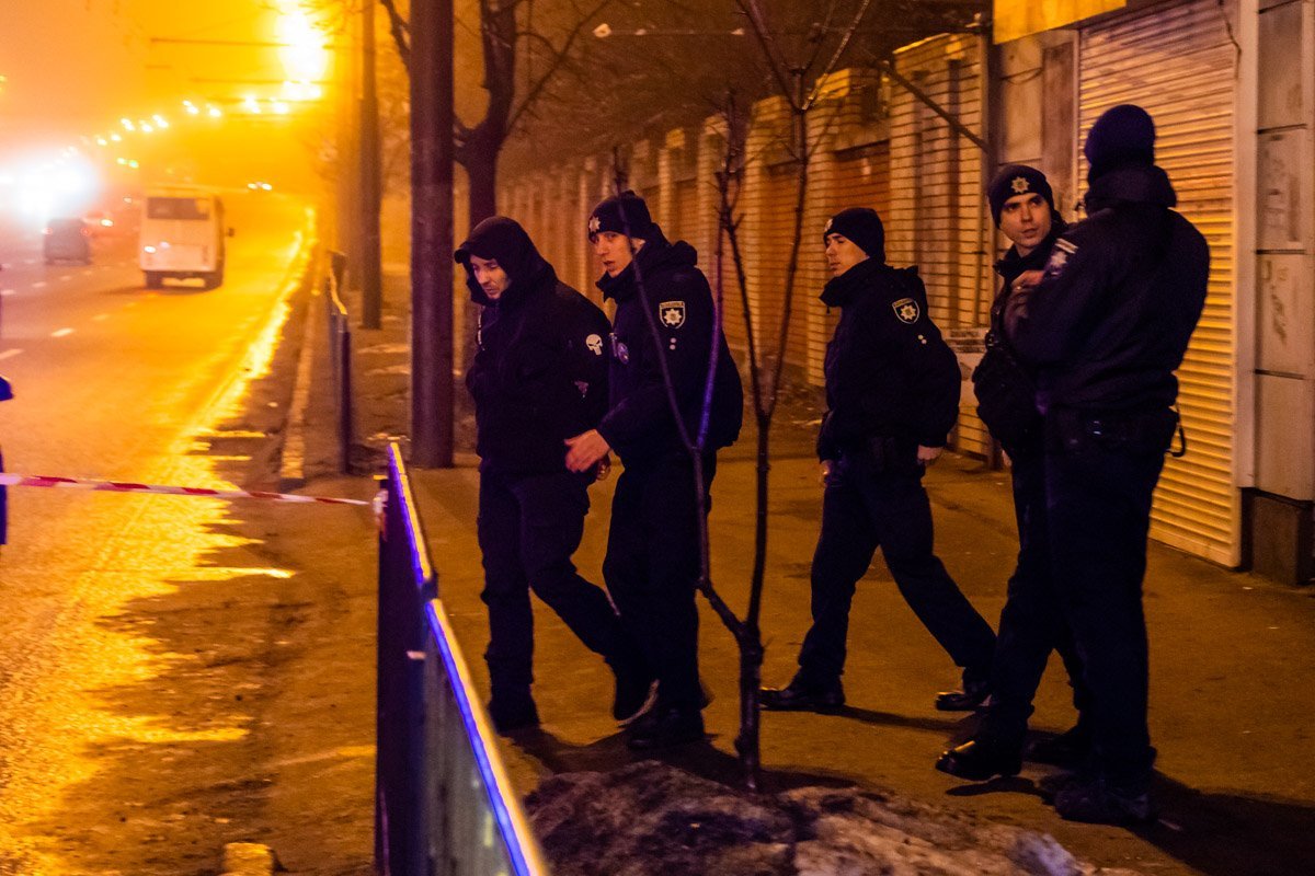 Когда водитель Citroеn вышел из автомобиля, полицейский заметил у него на поясе пистолет и моментально его извлек Когда водитель Citroеn вышел из автомобиля, полицейский заметил у него на поясе пистолет и моментально его извлек