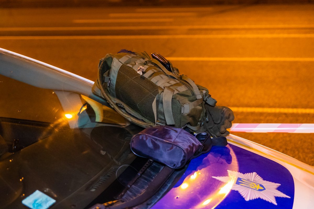 При осмотре автомобиля, правоохранители обнаружили в багажнике гранату, запалы, и детонаторы под капотом При осмотре автомобиля, правоохранители обнаружили в багажнике гранату, запалы, и детонаторы под капотом