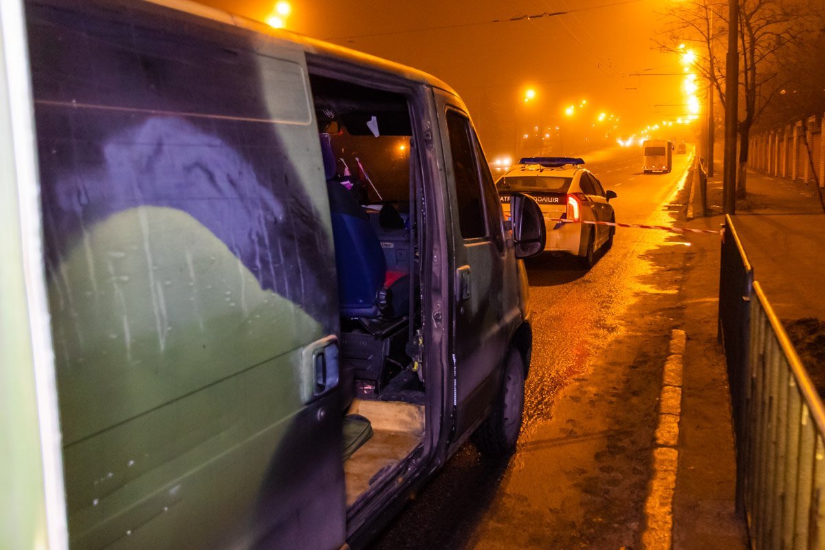 Водитель рассказал, что он представитель партии "Правый сектор" и разрешение на оружие он имеет Водитель рассказал, что он представитель партии "Правый сектор" и разрешение на оружие он имеет