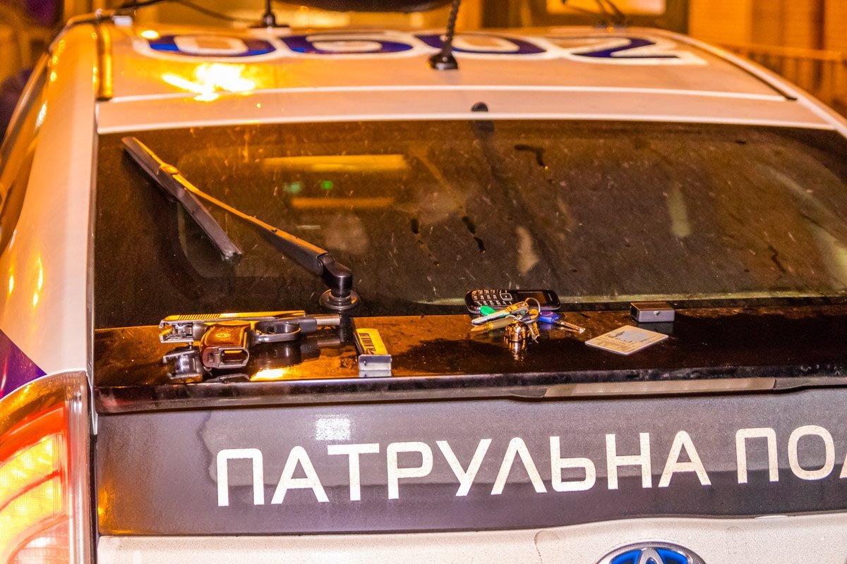 У мужчины извлекли оружие до выяснения обстоятельств  У мужчины извлекли оружие до выяснения обстоятельств