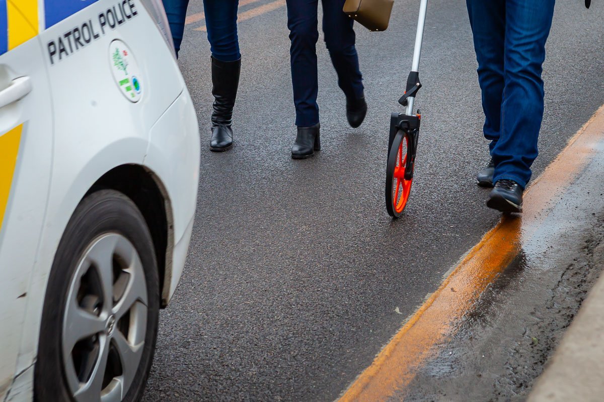 Сотрудники СБУ делают на мосту замеры Сотрудники СБУ делают на мосту замеры