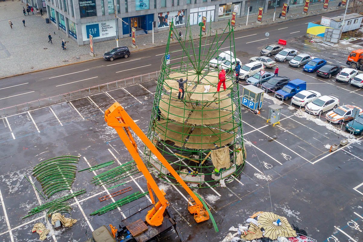 Рядом на парковке устанавливают новогоднюю красавицу