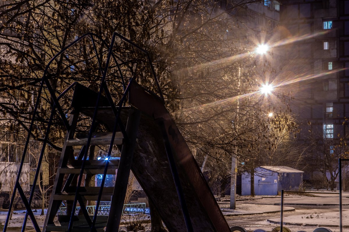 Качели застыли в ожидании лета Качели застыли в ожидании лета