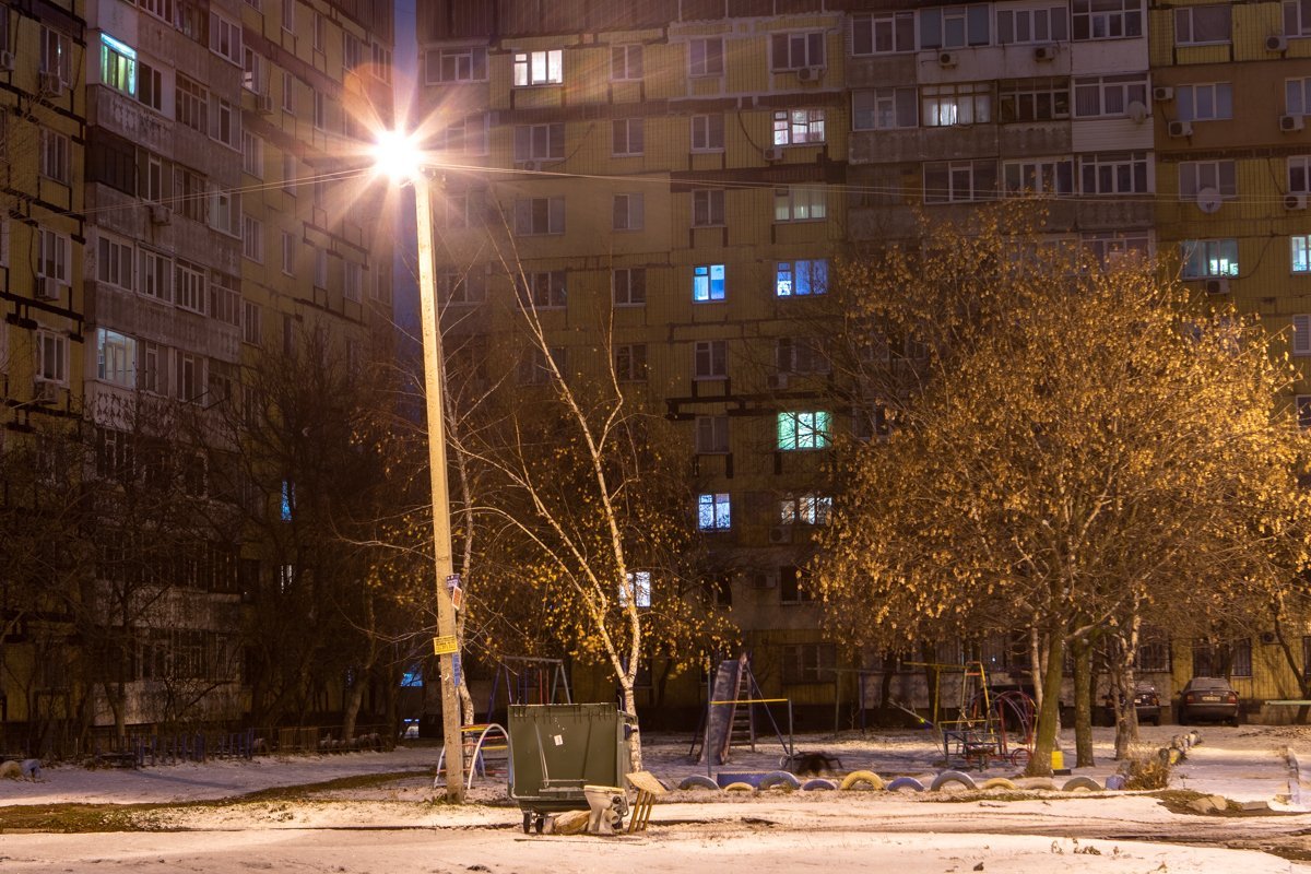 В одиноких окошках горит тусклый свет В одиноких окошках горит тусклый свет