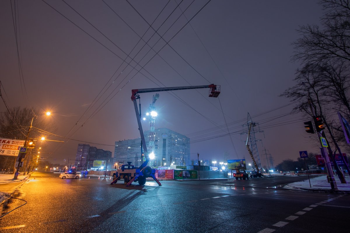 На пересечении Запорожского шоссе и улицы Динамо ремонтируют контактные сети