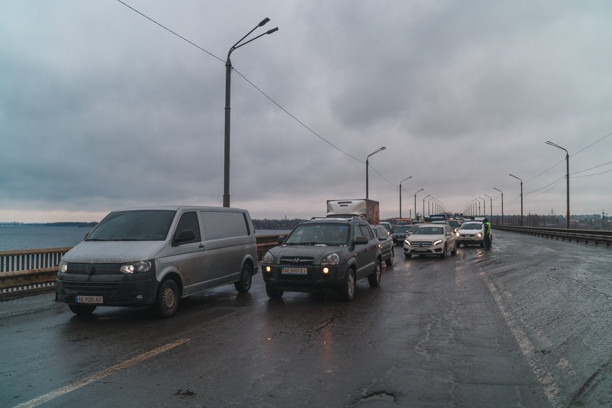 Из-за аварии движение на Южном мосту практически парализовало  Из-за аварии движение на Южном мосту практически парализовало