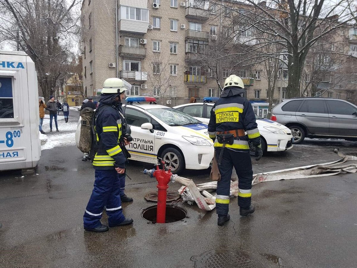На месте работают полицейские и спасатели