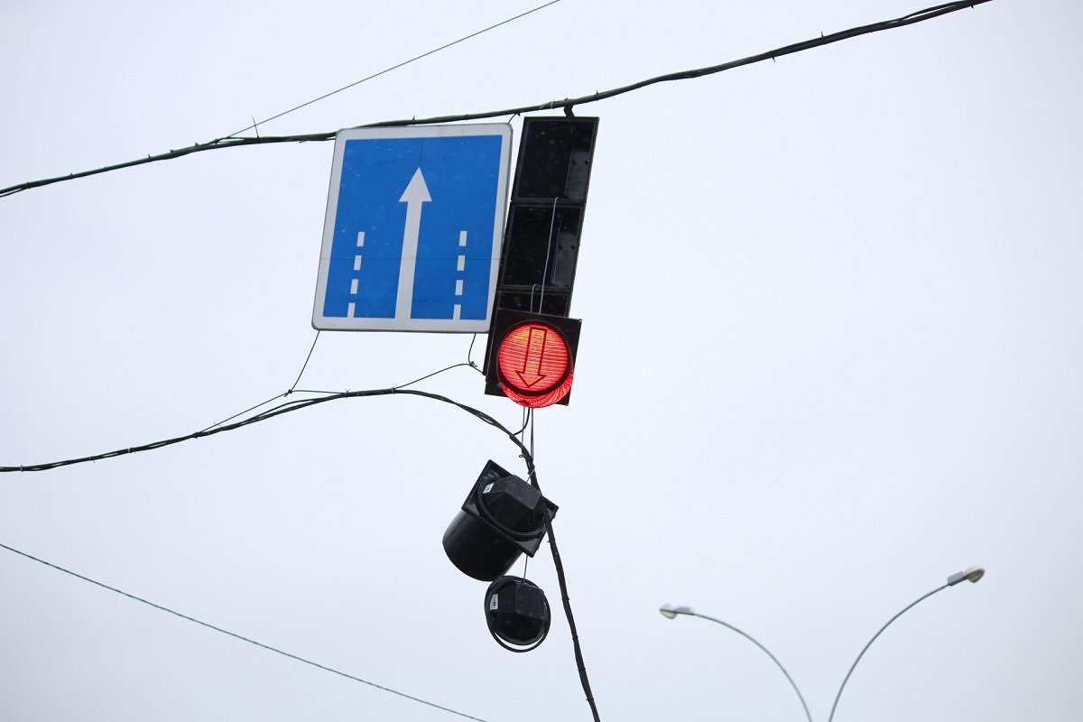 На Слобожанском проспекте недалеко от "METRO" оборвались провода светофора