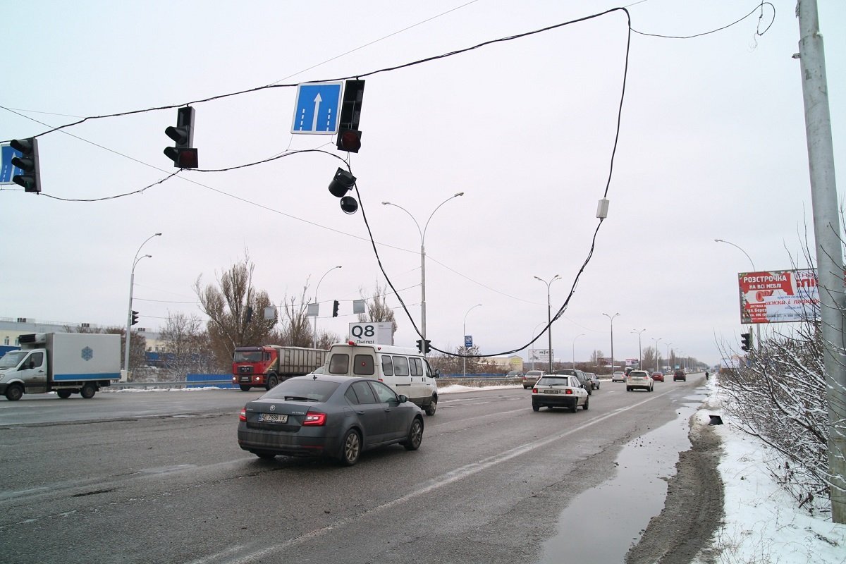 Конструкция свисает прямиком над проезжей частью