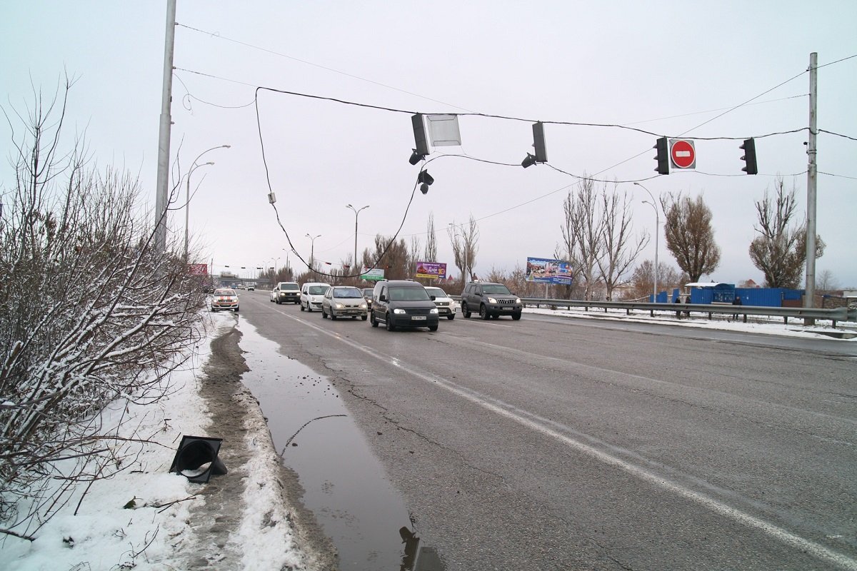 Провода висят над первой полосой, как ехать из Подгородного в город
