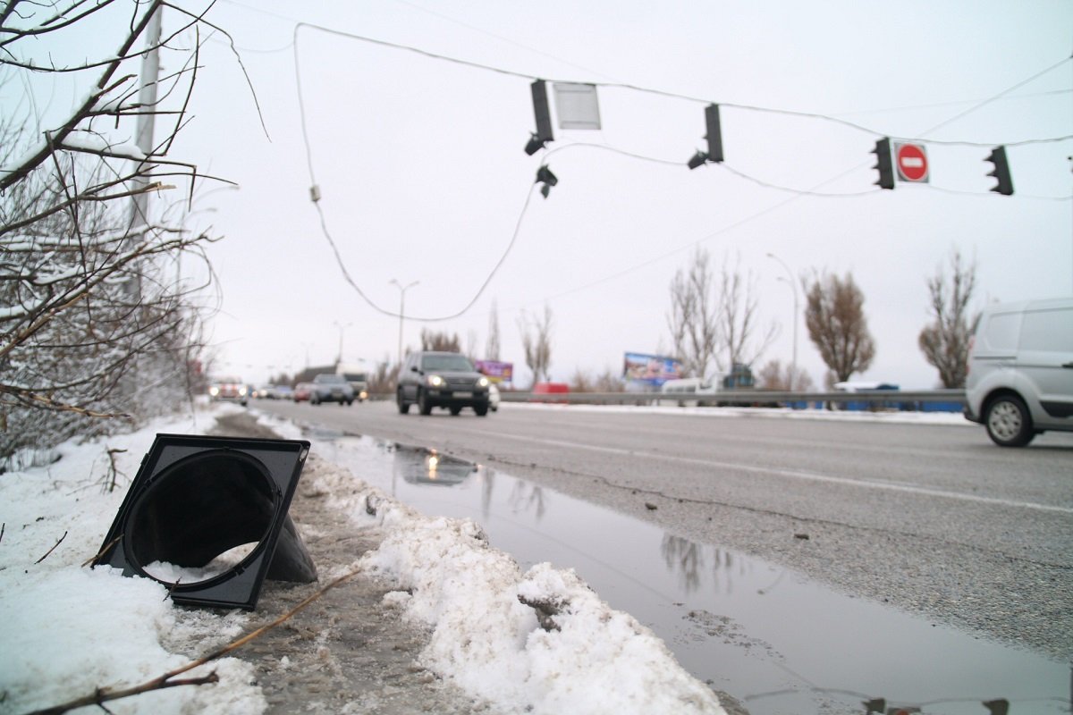 Предварительно известно, что «виновником торжества» стал грузовик, на прицепе которого был негабарит