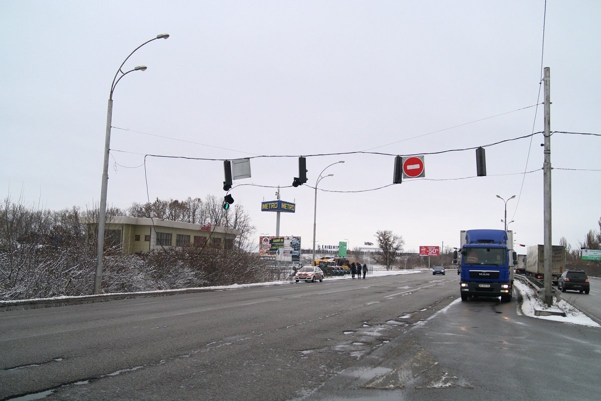 На месте нет ни аварийной службы, ни полиции, участок дороги не огражден, поэтому будьте осторожны