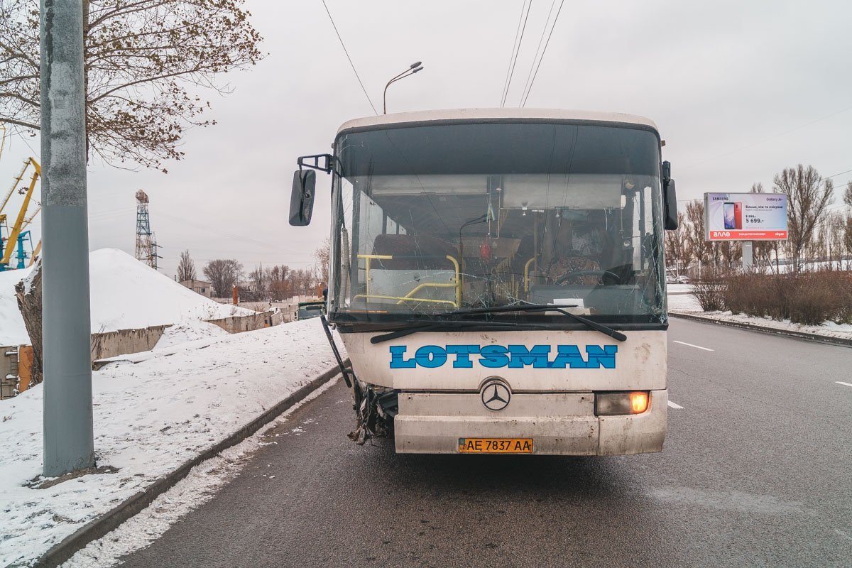 Lotsman маршрута № 121 снес отбойник Lotsman маршрута № 121 снес отбойник