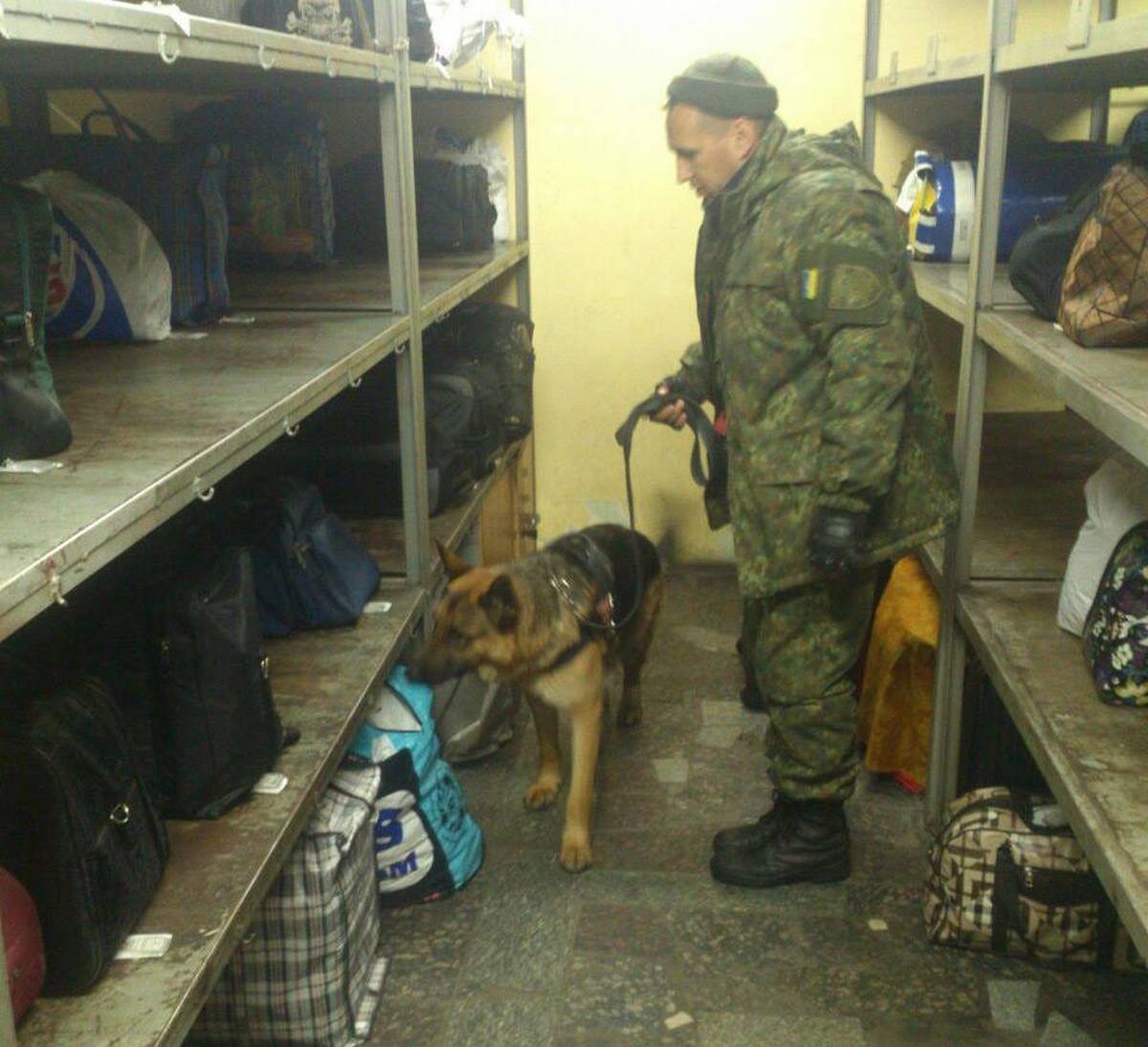 Спасатели и полицейские обследовали все вокзалы города и станции метро Спасатели и полицейские обследовали все вокзалы города и станции метро