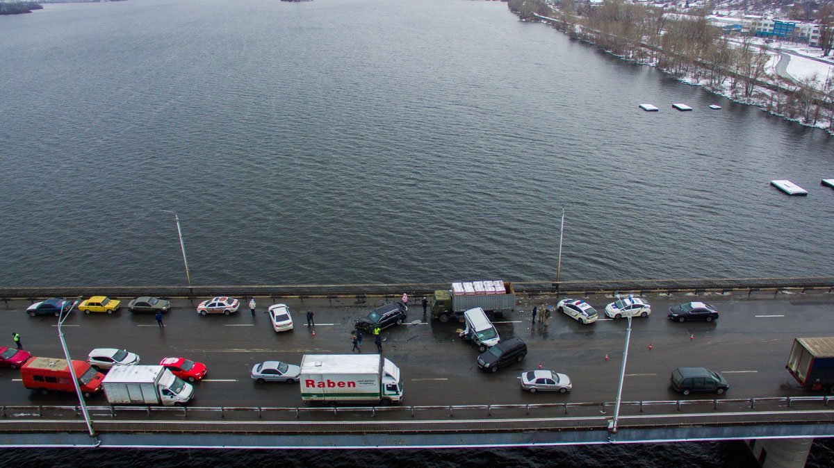 На Южном мосту столкнулись микроавтобус Renault и два автомобиля - Audi и SsangYong Rexton