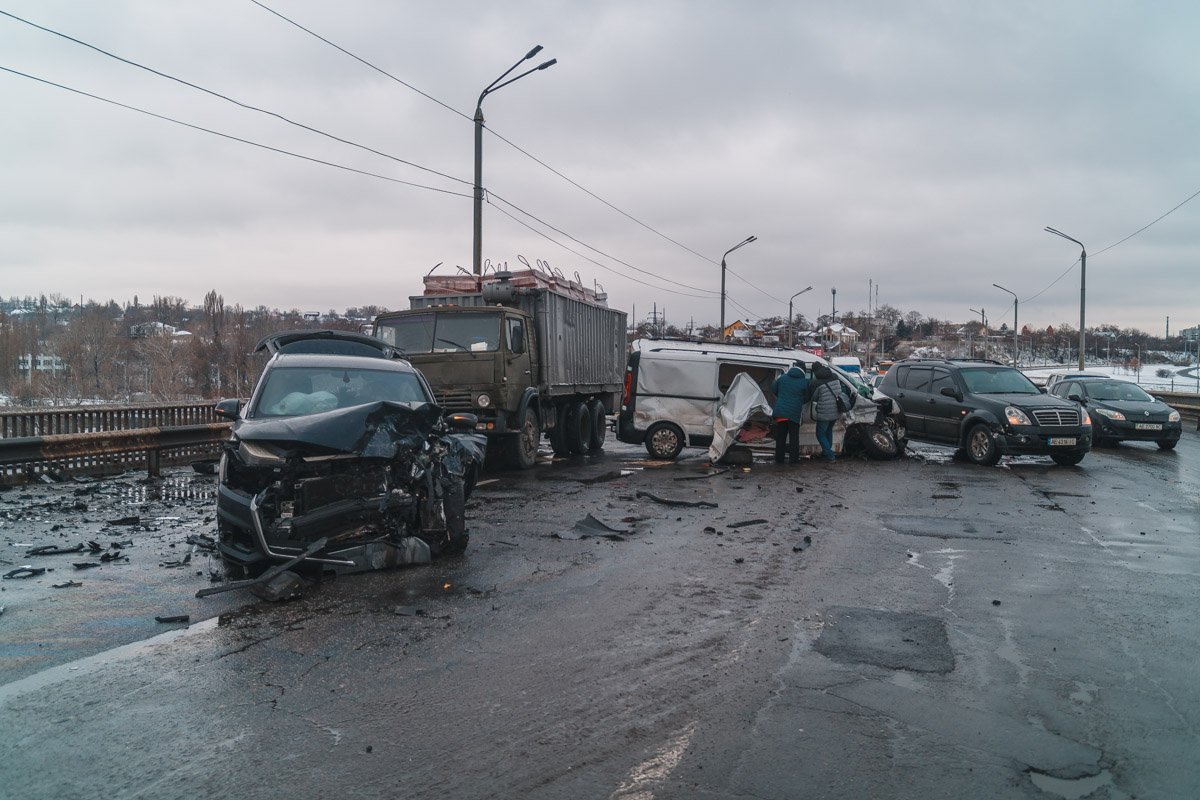 Обломки автомобилей буквально засыпали проезжую часть