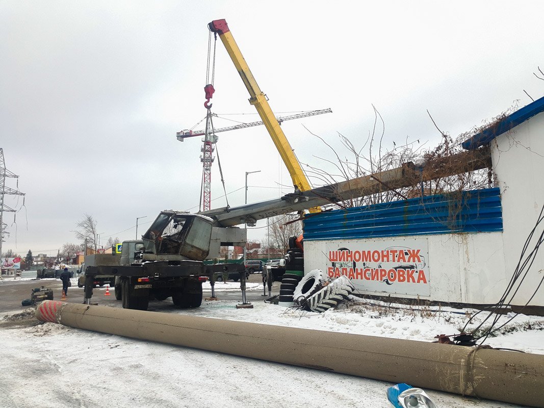 Падающий столб потянул за собой стрелу автокрана Падающий столб потянул за собой стрелу автокрана