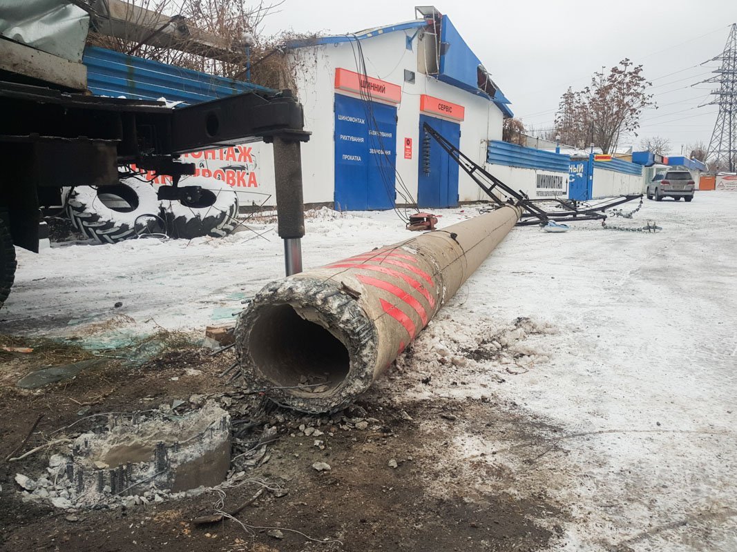 Стрела крана рухнула на крышу шиномонтажки, когда столб немного "поцарапал" ее спереди Стрела крана рухнула на крышу шиномонтажки, когда столб немного "поцарапал" ее спереди