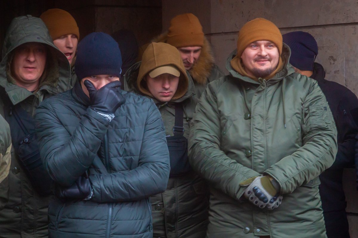 Журналистов встречали около 30 бойцов частной охранной структуры