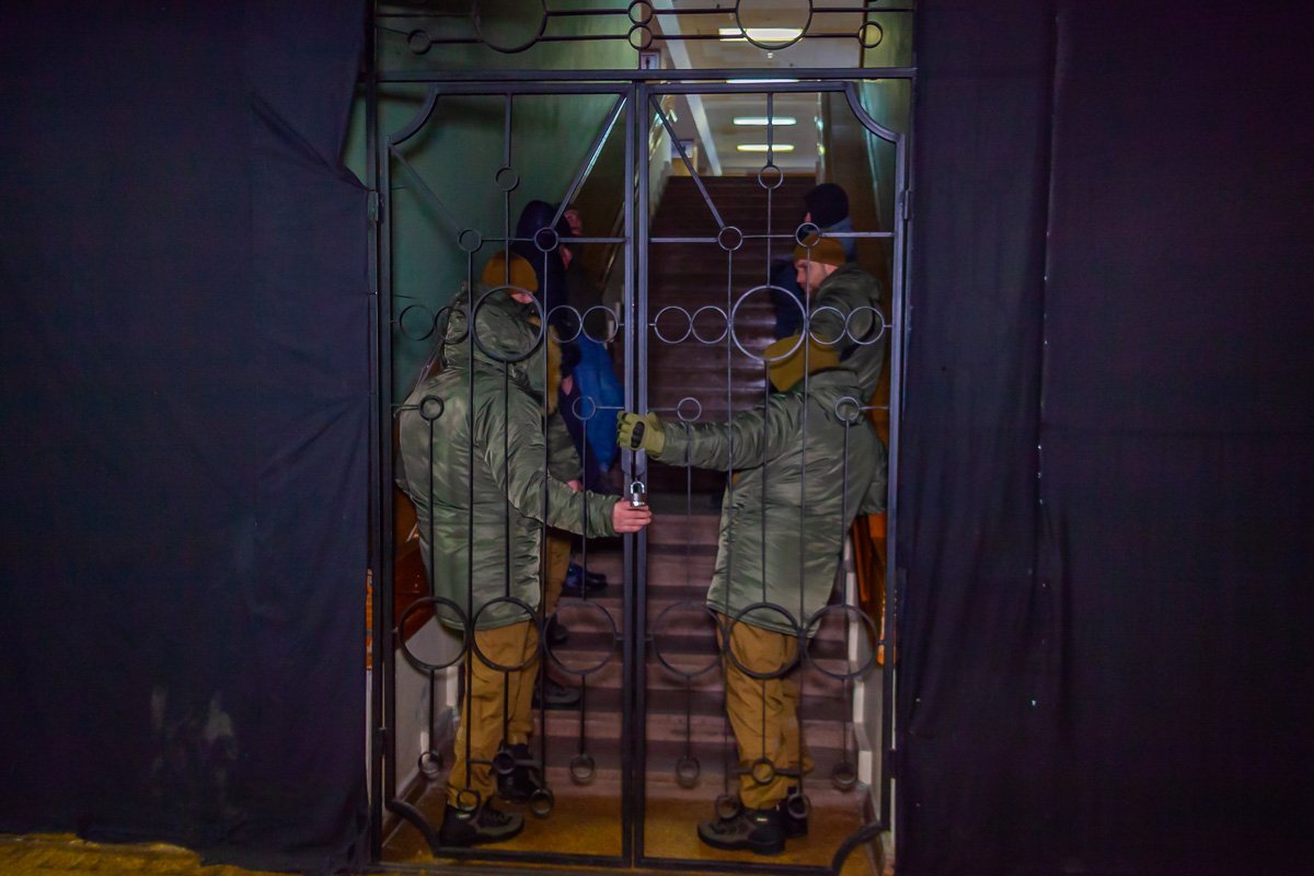 Неизвестные перекрыли даже черный вход