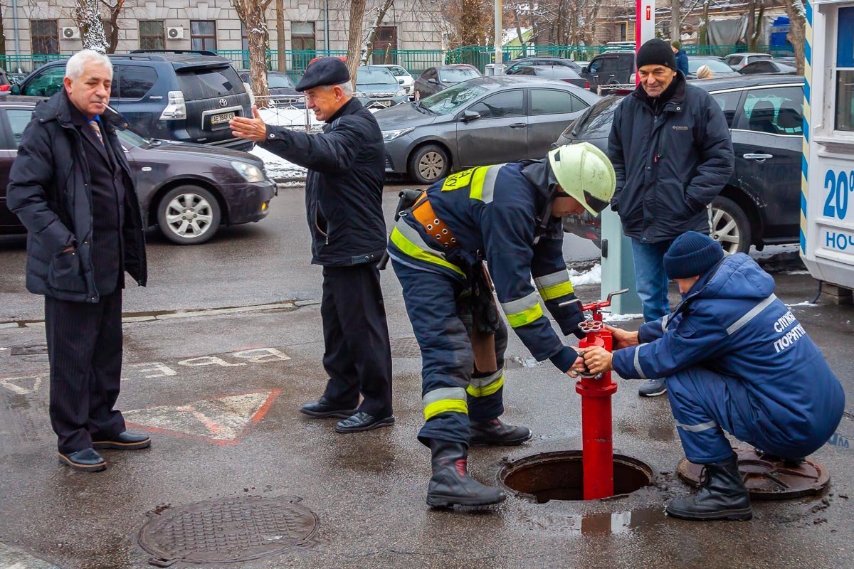 Спасателей вызвали на место из-за угрозы возгорания от дымовых шашек