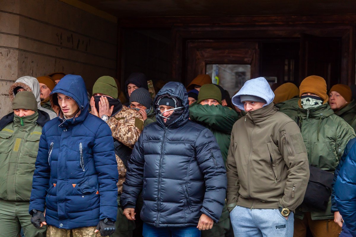 Бойцы охраны не пускали никого внутрь здания на протяжении нескольких часов