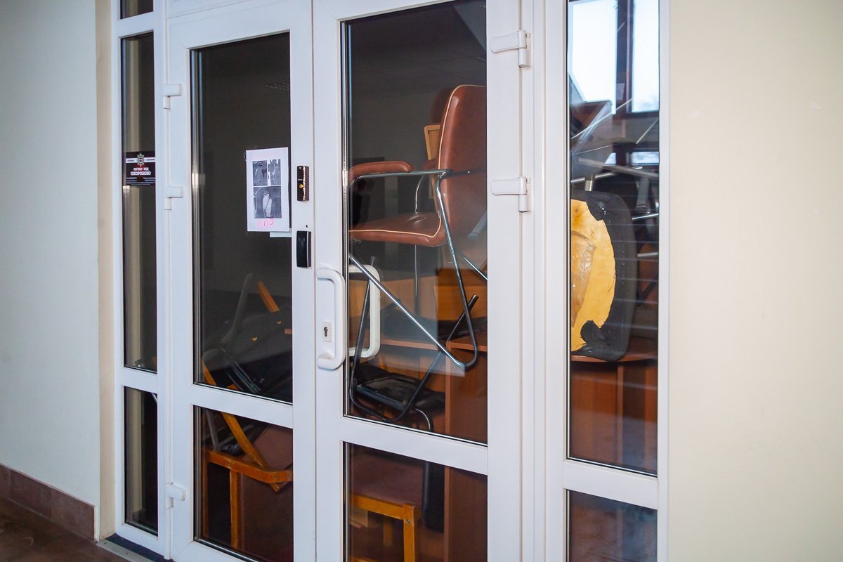 В какой-то момент единственный вход на конференцию забаррикадировали 