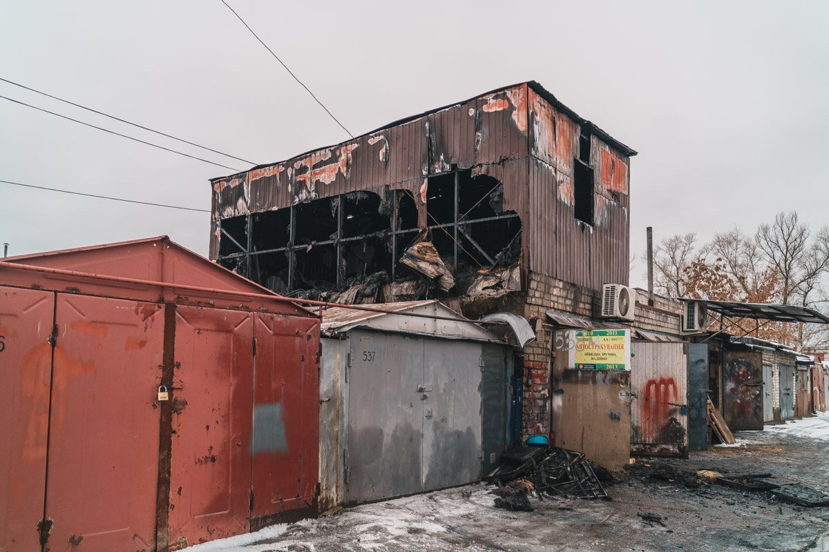 Предварительно, огонь вспыхнул в небольшой пристройке над гаражом Предварительно, огонь вспыхнул в небольшой пристройке над гаражом