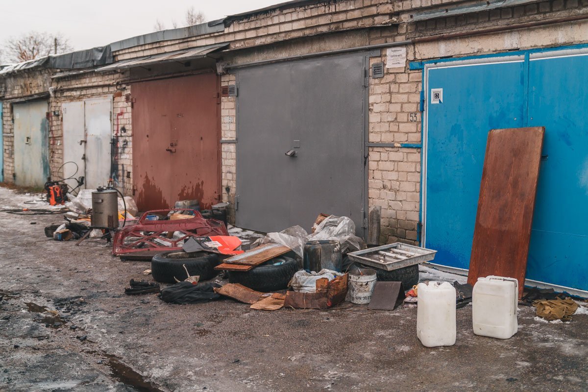 Владельцы гаража спасли все, что смогли Владельцы гаража спасли все, что смогли