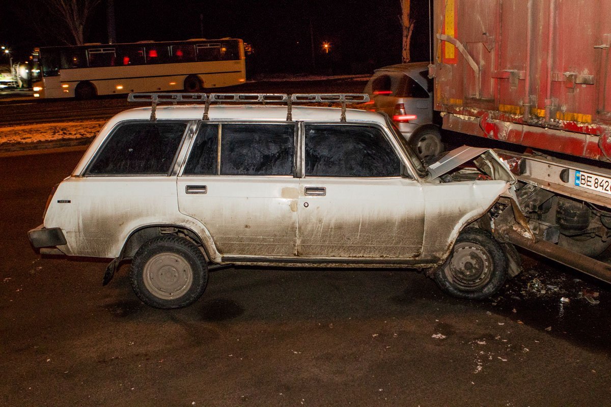 На Донецком шоссе ВАЗ "впечатался" в DAF На Донецком шоссе ВАЗ "впечатался" в DAF