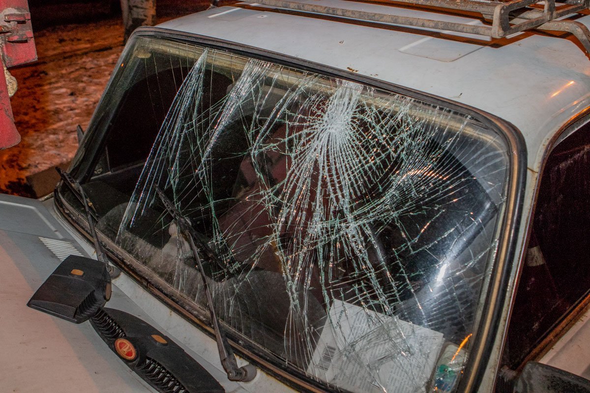 До приезда следователя по ДТП полицейские установили на месте аварии дорожные конусы До приезда следователя по ДТП полицейские установили на месте аварии дорожные конусы