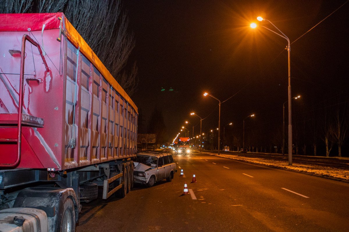 Предварительно, у водителя ВАЗ закрытая черепно-мозговая травма и перелом носа Предварительно, у водителя ВАЗ закрытая черепно-мозговая травма и перелом носа