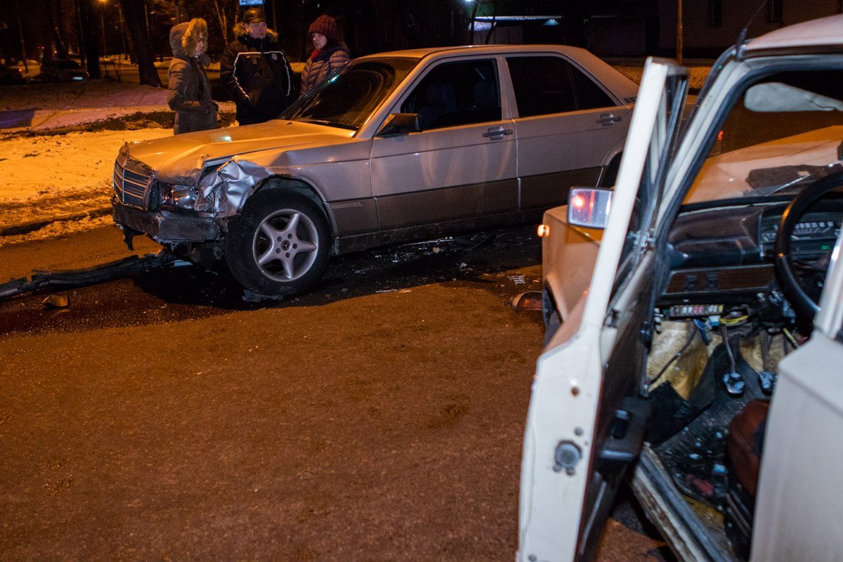 Предварительно, оба автомобиля ехали по улице Владимира Антоновича