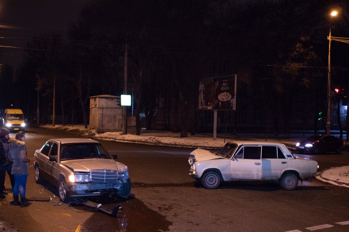 До приезда следователя по ДТП патрульные установили на месте аварии дорожные конусы