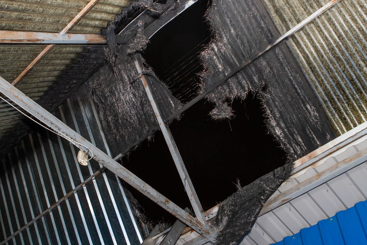 В Днепре бросили лампы с горючими смесями на крышу павильона