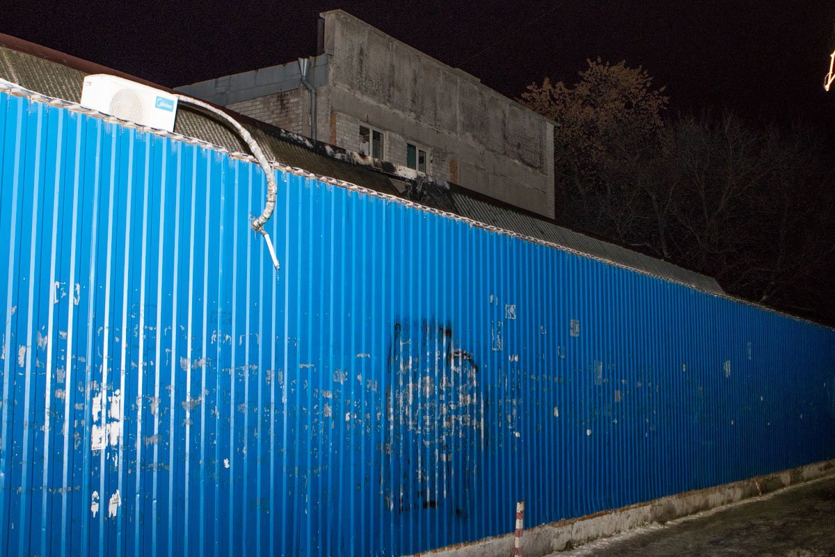 На территории киоска обнаружили несколько ламп с горючей смесью