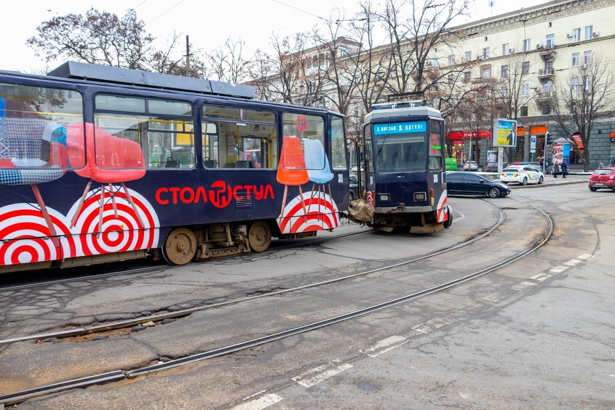 В Днепре трамвай № 1 сошел с рельсов
